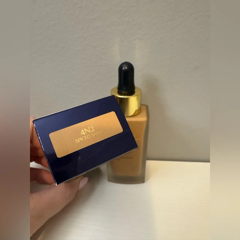 Estēe Lauder Futurist SkinTint Serum SPF 20 - Picture 5 of 6